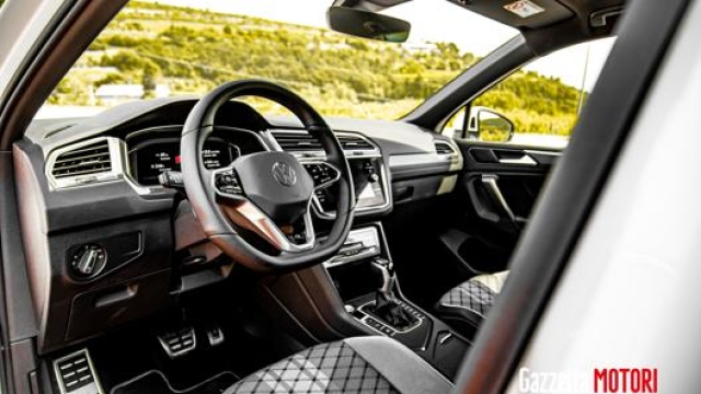 Volkswagen Tiguan eHybrid R-Line monta la pedaliera in alluminio.  G. Masperi/D. Monaco