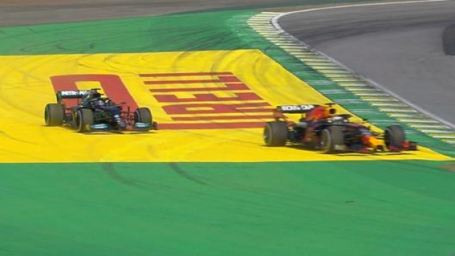 Il momento del tentativo di sorpasso di Hamilton (a sin) su Verstappen al giro 48