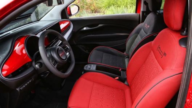 Tra le caratteristiche, la possibilità di equipaggiare i modelli con il solo sedile conducente di colore rosso