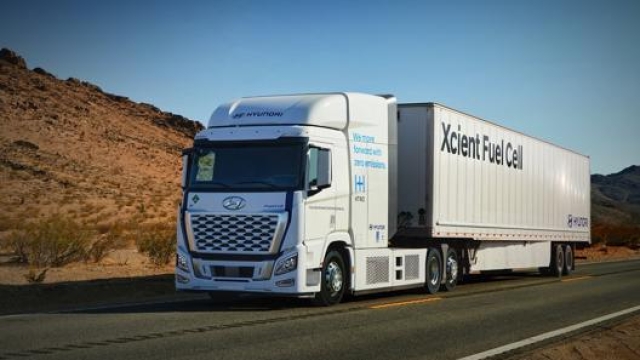 Xcient è un camion per trasporto pesante alimentato con celle di combustibile a idrogeno