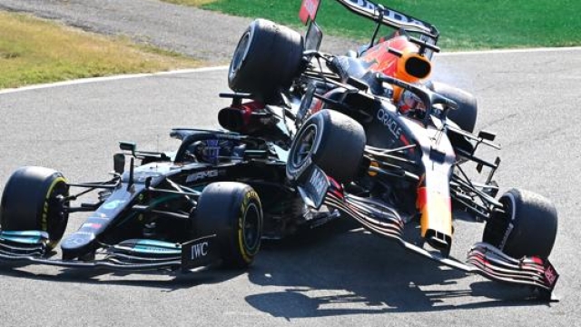 L’atterraggio della Red Bull di Verstappen sulla Mercedes di Hamilton. Getty