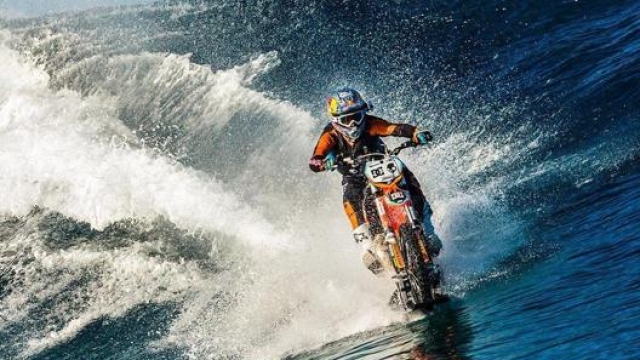 Tra le imprese più celebri di Maddison ci sono le “surfate” sull’acqua... ovviamente in moto
