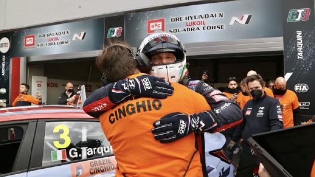 Gabriele Tarquini abbraccia gli amici al termine di gara-2 ad Adria. Masperi