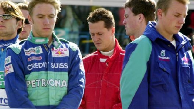 Un giovanissimo Raikkonen, alle sue spalle Schumacher. Ap