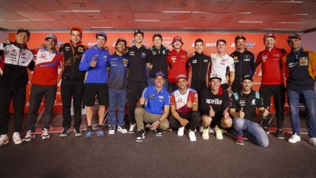 Il saluto dei piloti a Valentino Rossi