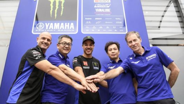 Morbidelli con Jarvis e gli altri manager Yamaha MotoGP