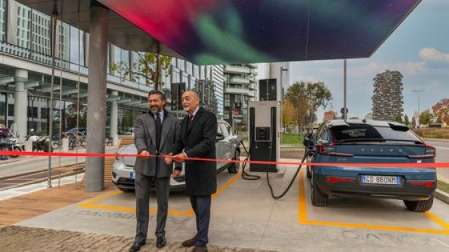 Michele Crisci, presidente Volvo Car Italia, e Manfredi Catella, fondatore e Ceo di Coima all'inaugurazione della recharging station