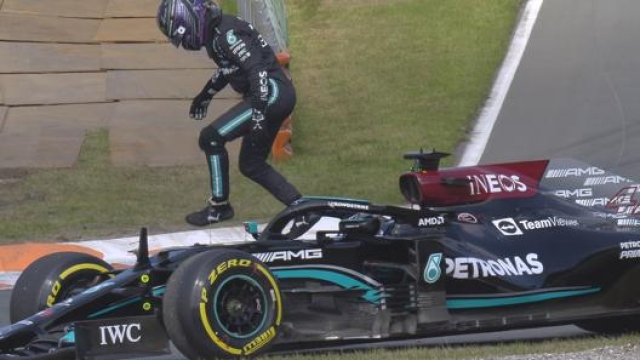 Hamilton esce dalla sua Mercedes dopo 6 minuti nelle libere 2 a Zandvoort