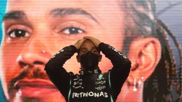 Lewis Hamilton sul podio di Losail. Getty