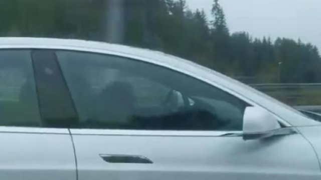 Autopilot salva un ragazzo ubriaco al volante. È successo in Norvegia