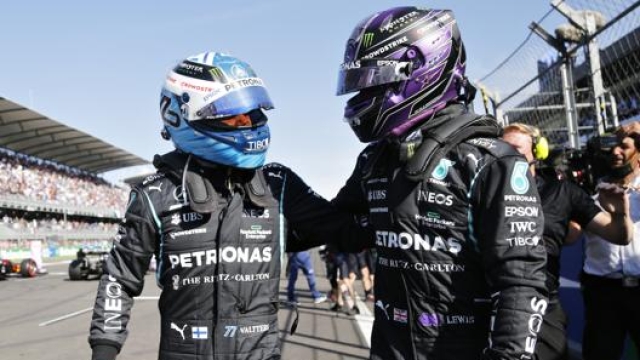 Valtteri Bottas e Lewis Hamilton dopo le qualifiche. Getty