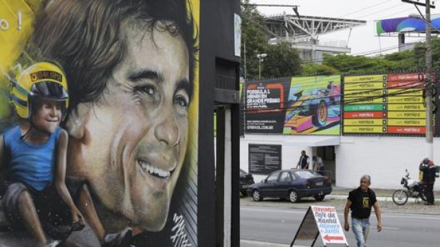 Un murales dedicato ad Ayrton Senna nei pressi del circuito di Interlagos. Getty