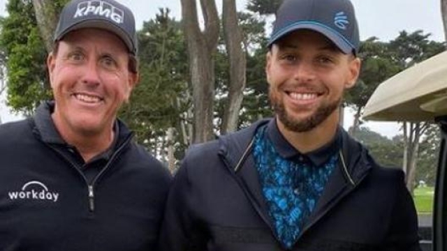 Steph Curry, 33 anni (a destra), posa insieme a Phil Mickelson, 51 (foto @stephencurry30)