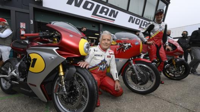 Giacomo Agostini di fianco alla nuova MV Agusta Superveloce Ago a Misano