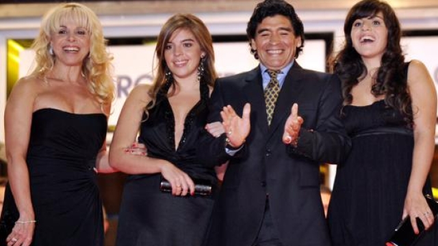 Intorno a Maradona, da sinistra: la moglie Claudia Villafane e le figlie Dalma e Gianinna. Ansa
