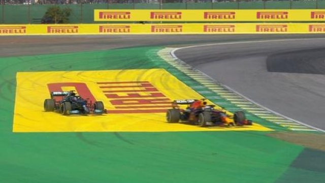 L'escursione fuori pista di Verstappen e Hamilton al Gp del Brasile