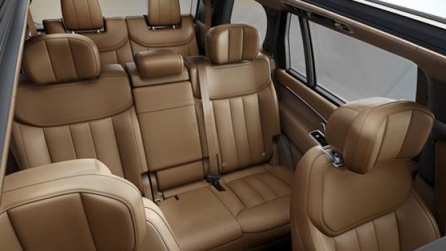 Disponibile da quattro a sette posti, la nuova Range Rover promette comfort estremo su ogni percorso