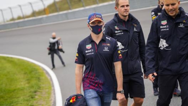Max Verstappen durante il briefing con il team sul circuito