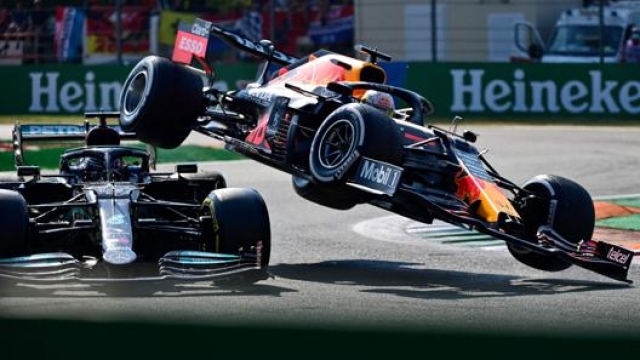 Il fotogramma dello scontro tra Verstappen e Hamilton