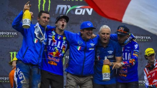 Giovanni Copioli insieme ai talenti azzurri al Motocross delle Nazioni