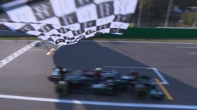 L’arrivo vincente di Valtteri Bottas nella Sprint Race di Monza