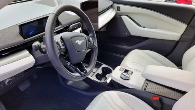 Nella Mach-E, il grigio chiaro dà un tocco più contemporaneo alla vettura, colorando anche sedili, console centrale e i braccioli