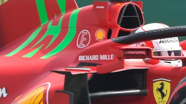 Il logo verde Mission Winnow sulla Ferrari di Leclerc. Afp