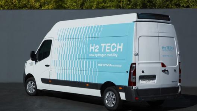 Il Master Van H2-Tech è dotato di un sistema propulsivo a cella di combustibile che eroga 30 kW, e ha una batteria da 33 kWh