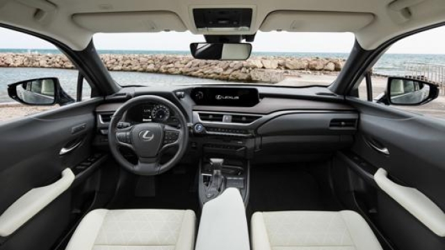 GLi interni della Lexus Ux hybrid in promozione a novembre 2021
