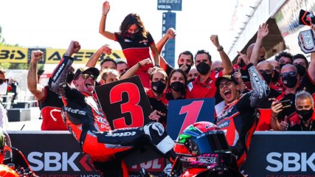 Redding e Rinaldi festeggiano con il team Ducati