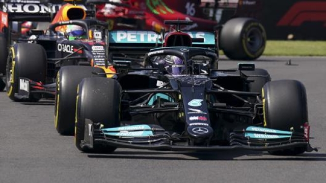 Lewis Hamilton precede  Max Verstappen