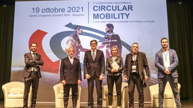 Tra i relatori Paolo Ghinolfi (Sifà), Luca Gotti (Bper Banca) e Claudia Maria Terzi (Regione Lombardia), rispettivamente secondo, terzo e quarta da sinistra