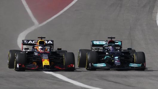 Max Verstappen e Lewis Hamilton in duello. Epa