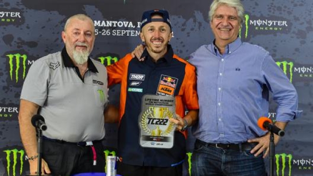 Da sinistra: Giuseppe Luongo, presidente Infront Moto Racing; Tony Cairoli (Ktm); Jorge Viegas, presidente FIM. Foto MXGP