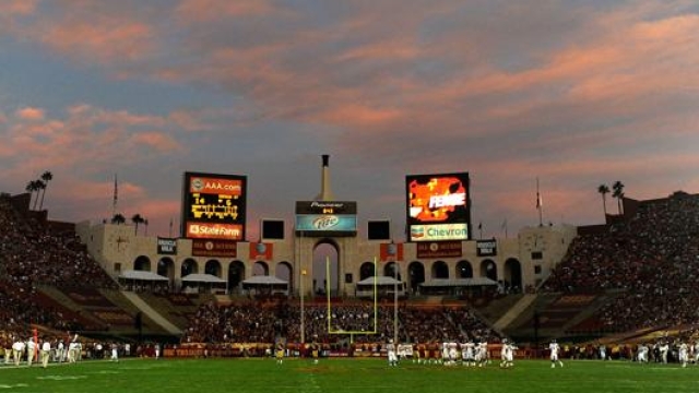 Il Memorial Coliseum durante una partita di college football. Afp