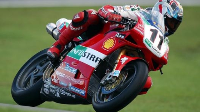 Nel 2001 Ducati lo promuove in Superbike: già al primo anno Ruben mette a segno due vittorie