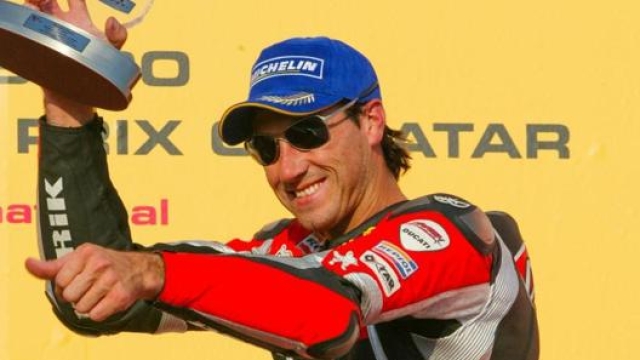 Nel 2004 è in MotoGP, con Ducati e il team D’Antin: in Qatar arriva anche un podio
