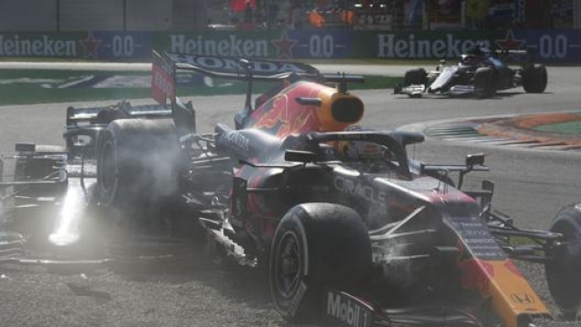 La Red Bull di Verstappen sopra la Mercedes di Hamilton a Monza. Lapresse