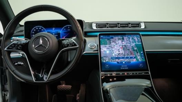 Gli interni della nuova Mercedes Classe S con i due schermi