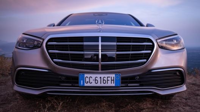 La calandra della Mercedes Classe S con il radar