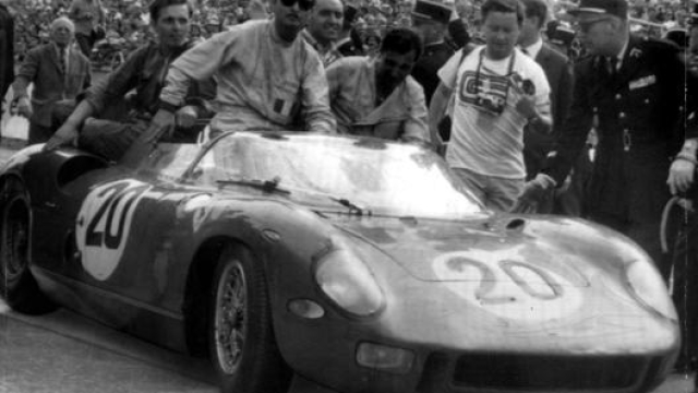 Vaccarella, a sinistra, sulla Ferrari con cui vinse a Le Mans nel 1964. Ansa