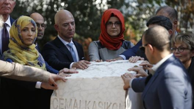 Al centro della foto Hatice Cengiz, fidanzata di Kashoggi, con alla sua destra il proprietario del Washington Post, Jeff Bezos, alla cerimonia di commemorazione di Kashoggi. Ap