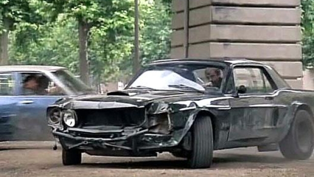 Inseguimento sulla Mustang in "Professione poliziotto", un chiaro omaggio a Steve McQueen e "Bullitt"