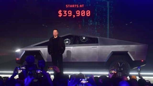 Il Tesla Cybertruck fu presentato il 21 novembre 2019 con tanto di indicazione di prezzo di partenza. Afp