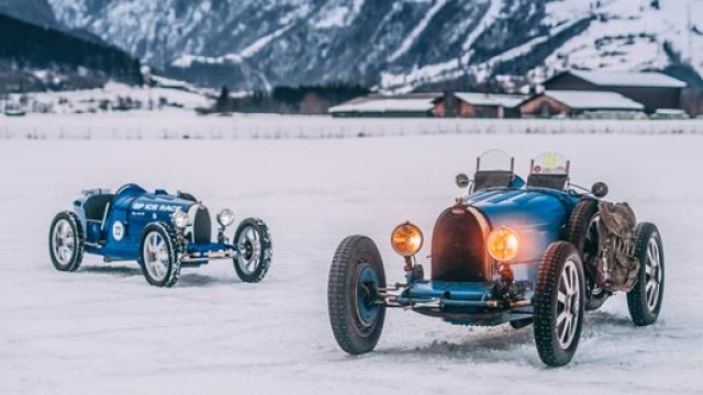 Piccola e grande Bugatti sulla neve austriaca