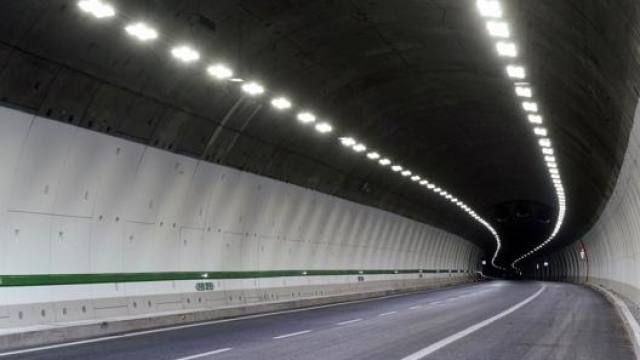 La rete autostradale si sviluppa lungo numerose gallerie