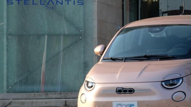 La nuova Fiat 500 elettrica con il logo di Stellantis sullo sfondo