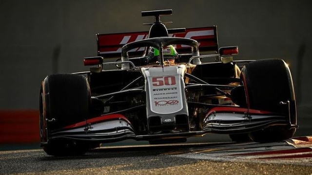 Mick Schumacher al volante della Haas durante i test ad Abu Dhabi nel 2020 (foto @mickschumacher)