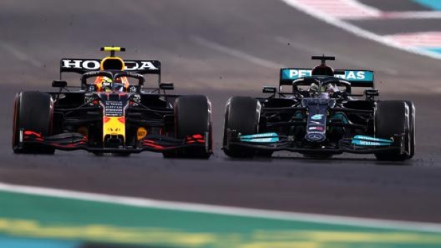 Max Verstappen e Lewis Hamilton in azione ad Abu Dhabi. Getty
