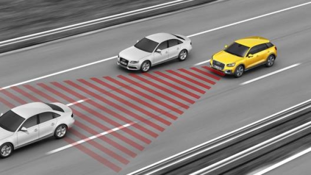 L’adaptive cruise control mantiene l’auto ad una velocità preimpostata, regolandola in modo adattivo se si avvicina troppo al veicolo che ci precede